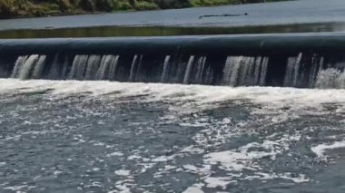 Nehirdeki şelalenin güzelliği