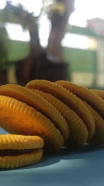 Çikolata dolu sarı bisküviler.