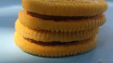 Çikolata dolu sarı bisküviler.