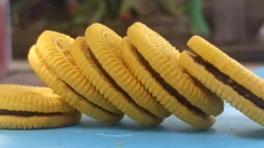 Çikolata dolu sarı bisküviler.