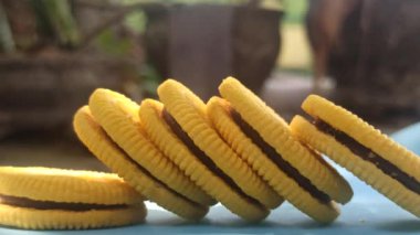 Çikolata dolu sarı bisküviler.