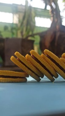 Çikolata dolu sarı bisküviler.