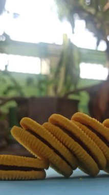 Çikolata dolu sarı bisküviler.