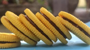 Çikolata dolu sarı bisküviler.