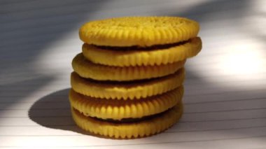 Çikolata dolu sarı bisküviler.