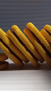 Çikolata dolu sarı bisküviler.