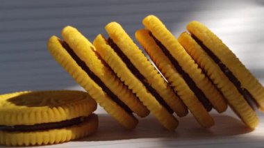 Çikolata dolu sarı bisküviler.