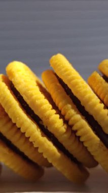 Çikolata dolu sarı bisküviler.