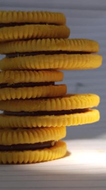 Çikolata dolu sarı bisküviler.