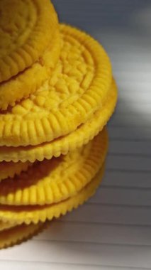 Çikolata dolu sarı bisküviler.