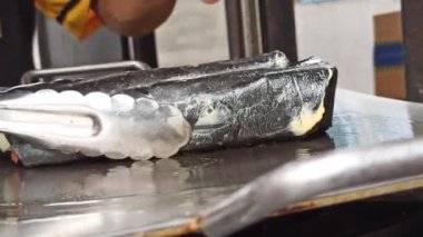 Siyah kebap pişiriyorum. 