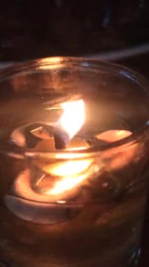 Yemek masasındaki böcekleri kovmak için mumlar.