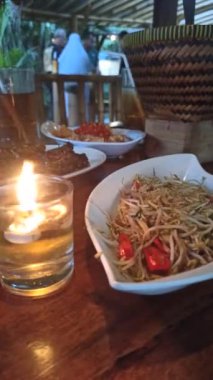 Yemek masasındaki böcekleri kovmak için mumlar.