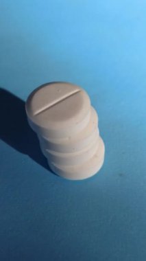 Beyaz tıbbi haplar.