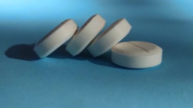 Beyaz tıbbi haplar.