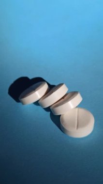 Beyaz tıbbi haplar.