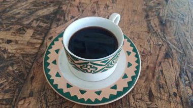 Güzel bardakta sade kahve.