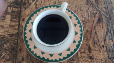 Güzel bardakta sade kahve.