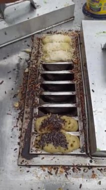 Popüler bir Endonezya sokak atıştırmalığı, Pukis keki yumuşak, tüylü ve üzerinde çikolata, peynir ve pandan gibi lezzetli seçenekler var..