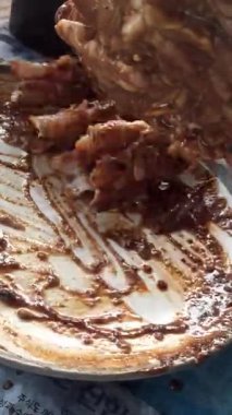 Madura satay ızgara dumanlı aroma ve parlayan kömür ile geleneksel Endonezya sokak yemeklerini ihtiras ve lezzetle hazırlıyor..