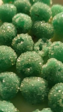 Okaliptüs yapraklarından yapılan bitkisel şeker boğaza ve nefes tazeliğine doğal faydaları olan ferahlatıcı bir nane tadı sunar.