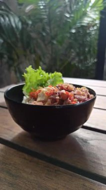 Lezzetli bir pirinç kasesi sambal mata, çıtır çıtır soslar ve taze et her ısırıkta Endonezya mutfağı deneyimi sunuyor.