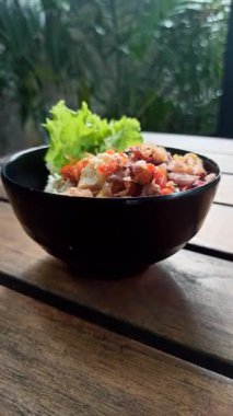 Lezzetli bir pirinç kasesi sambal mata, çıtır çıtır soslar ve taze et her ısırıkta Endonezya mutfağı deneyimi sunuyor.