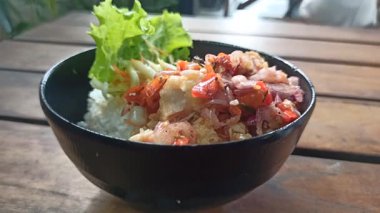 Lezzetli bir pirinç kasesi sambal mata, çıtır çıtır soslar ve taze et her ısırıkta Endonezya mutfağı deneyimi sunuyor.