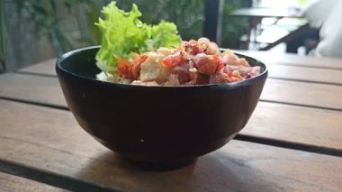 Lezzetli bir pirinç kasesi sambal mata, çıtır çıtır soslar ve taze et her ısırıkta Endonezya mutfağı deneyimi sunuyor.