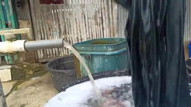 Basit bir musluk günlük su ihtiyacını karşılıyor, açık havada kuruluyor, temel faydaları ve temiz suya pratik erişimi gösteriyor.