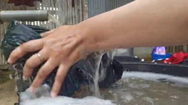 Basit bir musluk günlük su ihtiyacını karşılıyor, açık havada kuruluyor, temel faydaları ve temiz suya pratik erişimi gösteriyor.