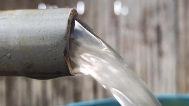 Basit bir musluk günlük su ihtiyacını karşılıyor, açık havada kuruluyor, temel faydaları ve temiz suya pratik erişimi gösteriyor.