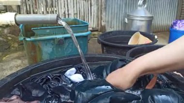 Basit bir musluk günlük su ihtiyacını karşılıyor, açık havada kuruluyor, temel faydaları ve temiz suya pratik erişimi gösteriyor.