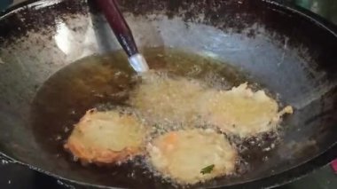 Taze kızarmış aperatifler, altın ve çıtır çıtır, fırından yeni çıkmış, lezzetli ve lezzetli bir ziyafet olarak zevke hazır..