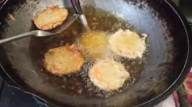 Taze kızarmış aperatifler, altın ve çıtır çıtır, fırından yeni çıkmış, lezzetli ve lezzetli bir ziyafet olarak zevke hazır..