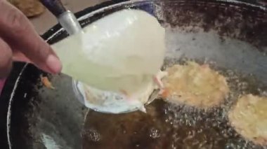 Taze kızarmış aperatifler, altın ve çıtır çıtır, fırından yeni çıkmış, lezzetli ve lezzetli bir ziyafet olarak zevke hazır..