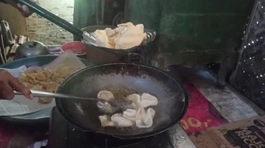 Taze kızarmış aperatifler, altın ve çıtır çıtır, fırından yeni çıkmış, lezzetli ve lezzetli bir ziyafet olarak zevke hazır..