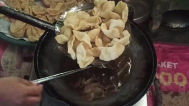 Taze kızarmış aperatifler, altın ve çıtır çıtır, fırından yeni çıkmış, lezzetli ve lezzetli bir ziyafet olarak zevke hazır..