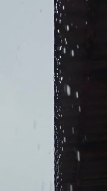 Yağmur damlaları hafifçe yağmaya başlar, toprağı karartır ve havayı toprağın kokusuyla doldurur ve sakin bir beklentiyle doldurur.