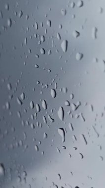 Yağmur damlaları hafifçe yağmaya başlar, toprağı karartır ve havayı toprağın kokusuyla doldurur ve sakin bir beklentiyle doldurur.