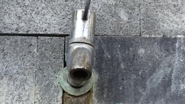 Paslanmaz kaplamalı umumi su musluğu, parklardaki, istasyonlardaki ve diğer açık alanlardaki temiz suya kolay erişim olanağı sağlıyor.