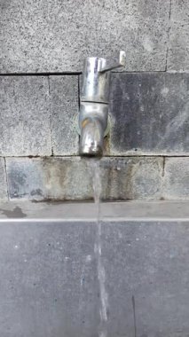 Paslanmaz kaplamalı umumi su musluğu, parklardaki, istasyonlardaki ve diğer açık alanlardaki temiz suya kolay erişim olanağı sağlıyor.