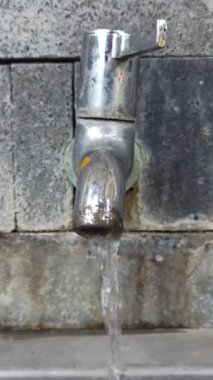 Paslanmaz kaplamalı umumi su musluğu, parklardaki, istasyonlardaki ve diğer açık alanlardaki temiz suya kolay erişim olanağı sağlıyor.