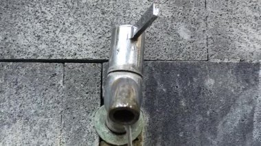 Paslanmaz kaplamalı umumi su musluğu, parklardaki, istasyonlardaki ve diğer açık alanlardaki temiz suya kolay erişim olanağı sağlıyor.