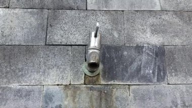 Paslanmaz kaplamalı umumi su musluğu, parklardaki, istasyonlardaki ve diğer açık alanlardaki temiz suya kolay erişim olanağı sağlıyor.