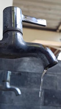 Paslanmaz kaplamalı umumi su musluğu, parklardaki, istasyonlardaki ve diğer açık alanlardaki temiz suya kolay erişim olanağı sağlıyor.