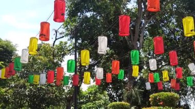 Geceleri bahçeyi aydınlatan güzel fenerler açık gökyüzünün altında sıcak, huzurlu ve büyülü bir atmosfer yaratıyor.