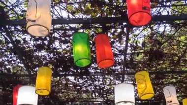 Geceleri bahçeyi aydınlatan güzel fenerler açık gökyüzünün altında sıcak, huzurlu ve büyülü bir atmosfer yaratıyor.