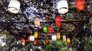 Geceleri bahçeyi aydınlatan güzel fenerler açık gökyüzünün altında sıcak, huzurlu ve büyülü bir atmosfer yaratıyor.