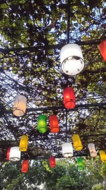 Geceleri bahçeyi aydınlatan güzel fenerler açık gökyüzünün altında sıcak, huzurlu ve büyülü bir atmosfer yaratıyor.